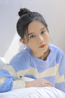 一边亲胸一边摸进内裤里